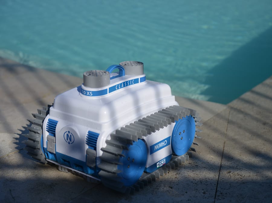 Беспроводной или проводной робот для бассейна: что лучше выбрать?