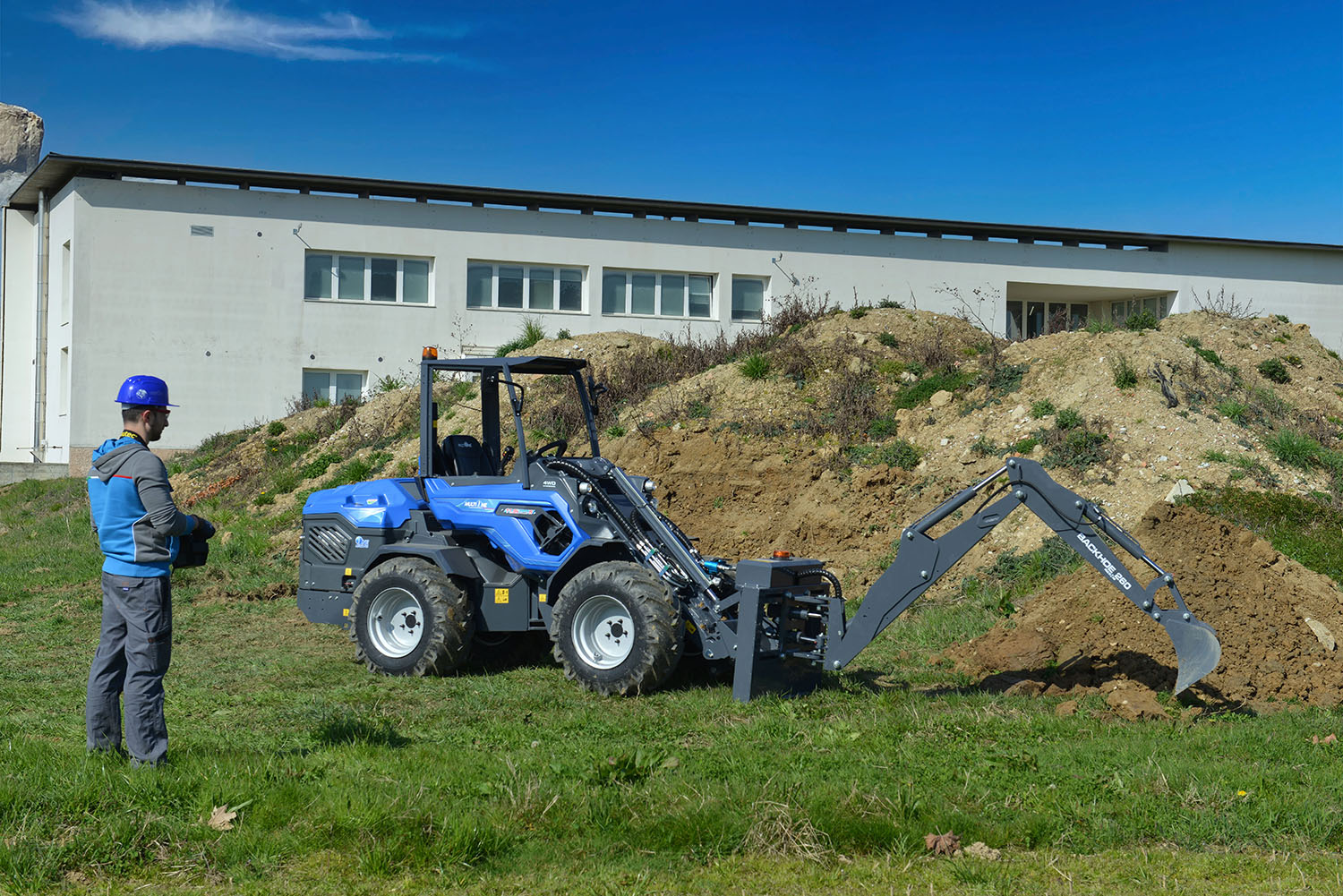 картинка минипогрузчик сочлененный multione 11.5y от магазина Robots Online